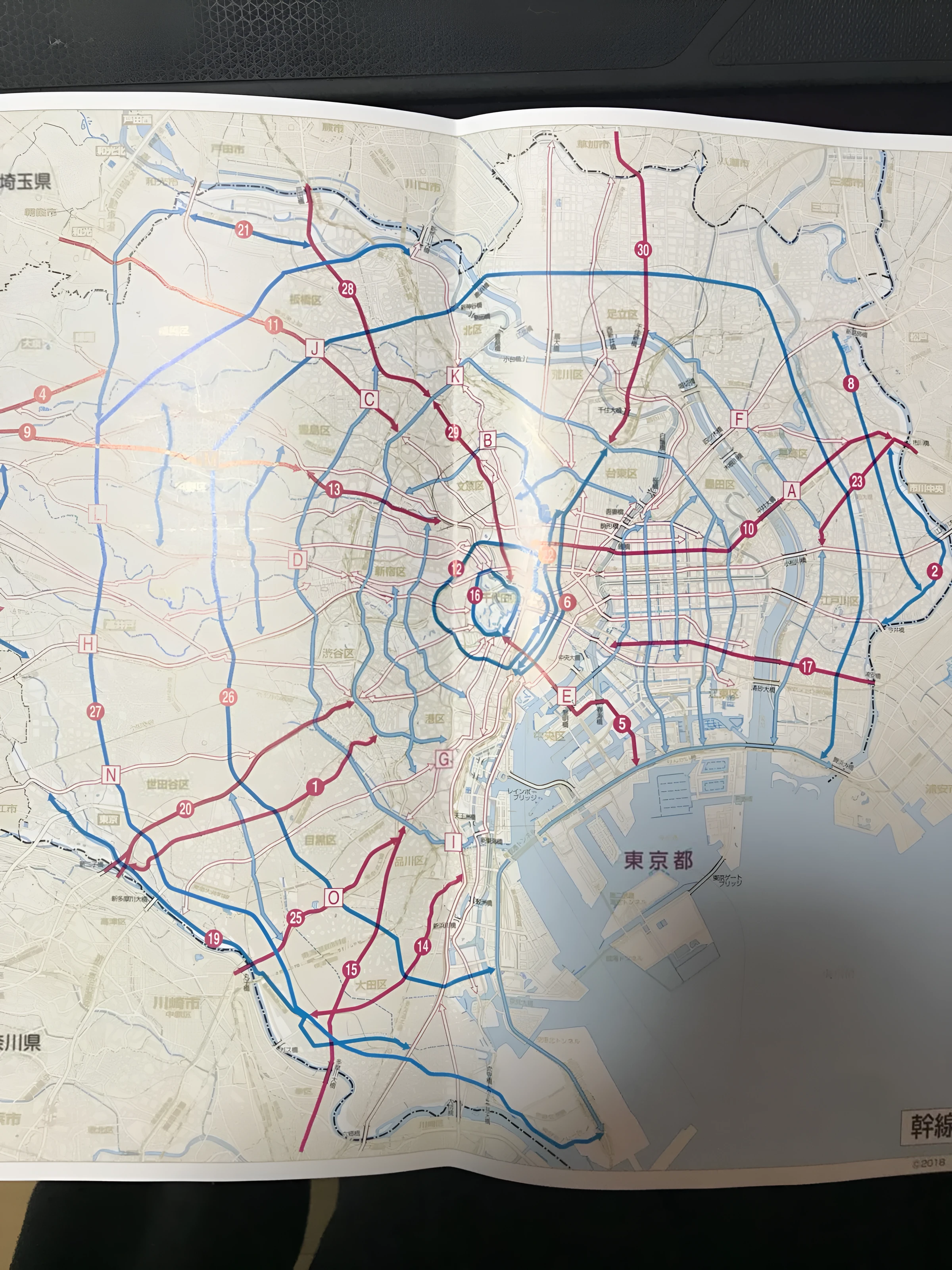 2018年の地理試験で配られた幹線道路の地図。東京都とその周辺の幹線道路が青と赤の線で描かれ、番号とアルファベットが振られている