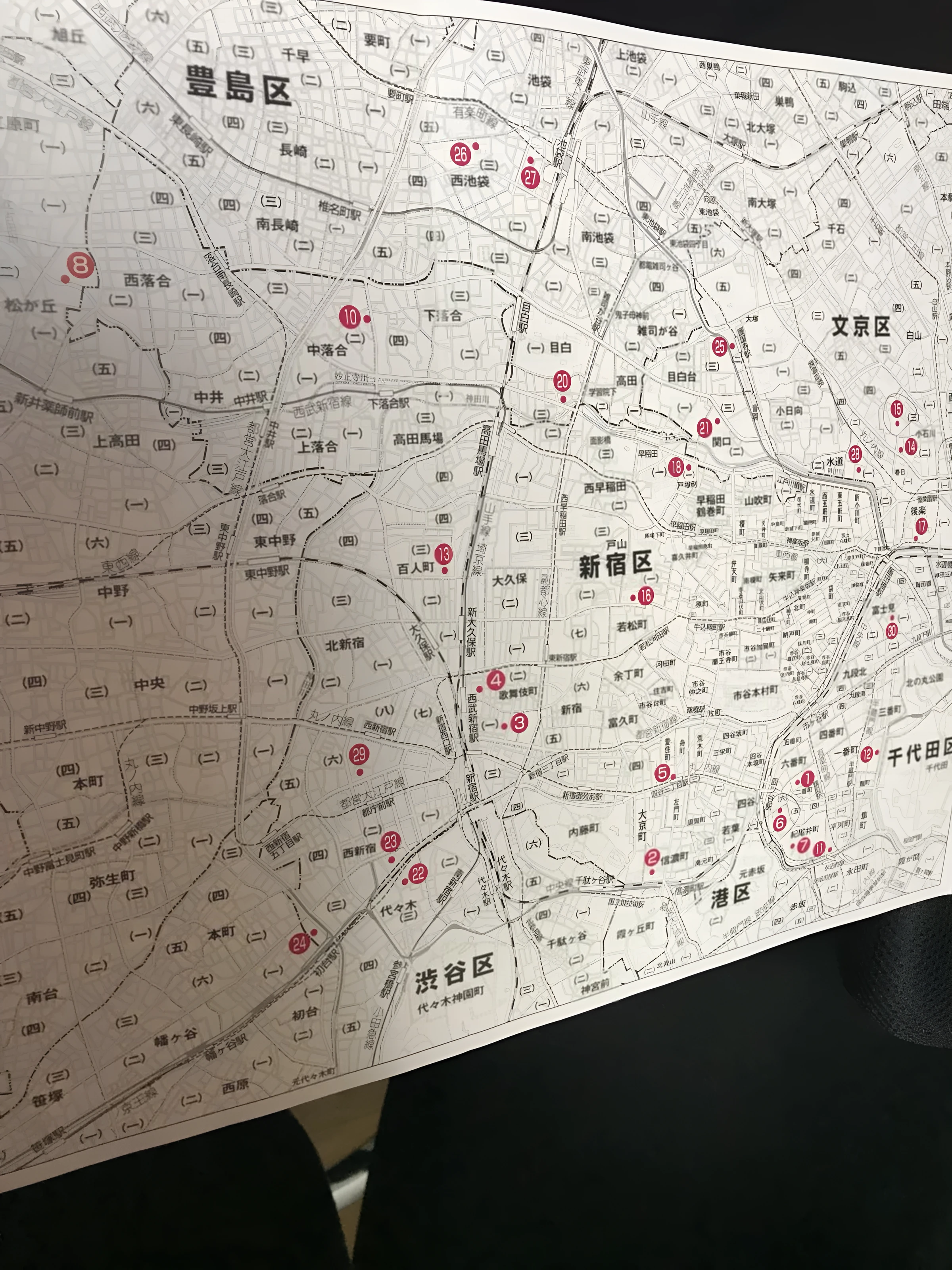 2018年の地理試験で配られた区分図。豊島区や文京区や新宿区や渋谷区や港区のあたりの詳細な地図に赤い番号が振られている